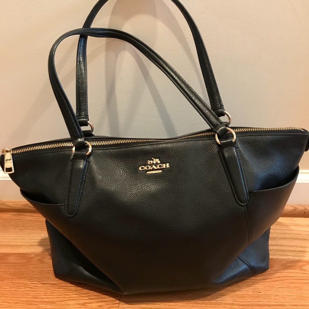 Gorgeous Coach pebbled leather purse great size